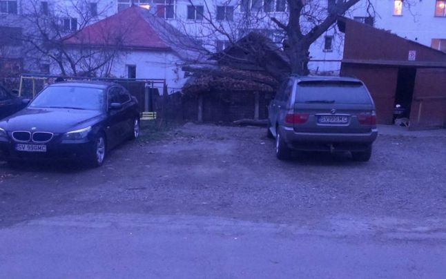 Un sofer si-a pus acelasi numar de inmatriculare pe ambele masini parcate in fata blocului. Ce spune Politia