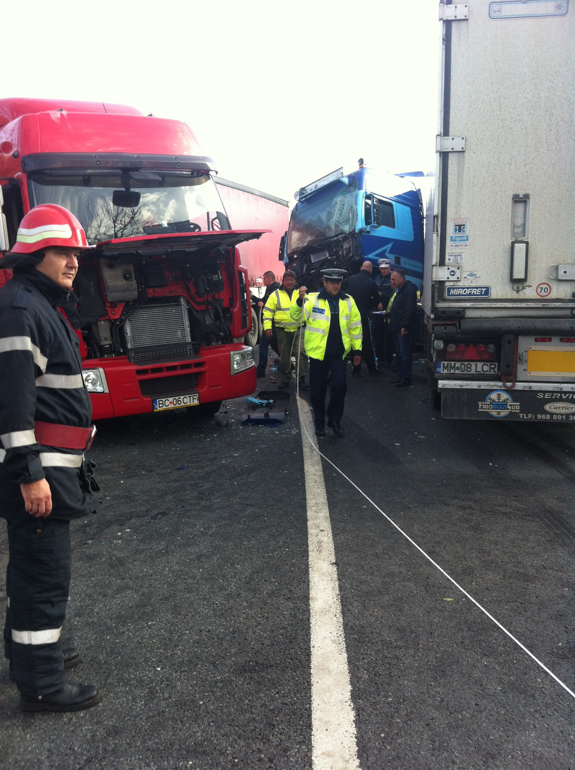 Impact frontal intre doua TIR-uri pe o sosea din Maramures. Unul dintre soferi este in stare grava la spital