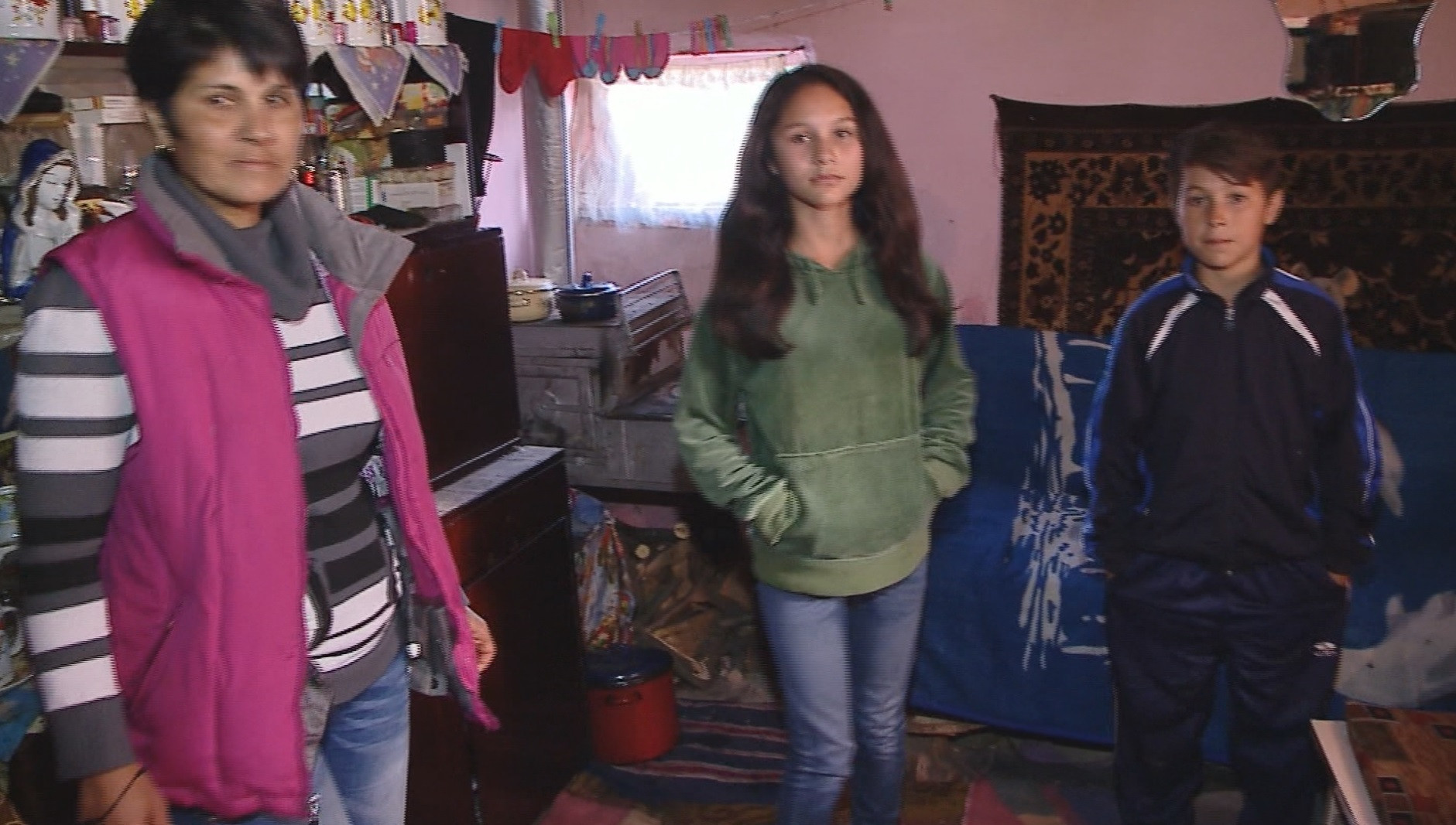 Desi saraci, invata foarte bine. Drama unor copii din Cluj care traiesc intr-un grajd