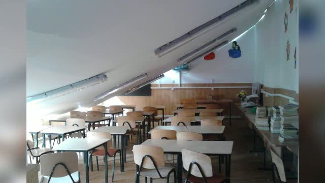 Au reabilitat scoala cu 700.000 de lei, iar apoi tavanul s-a prabusit in timpul orei. Primarul a gasit un vinovat: vantul