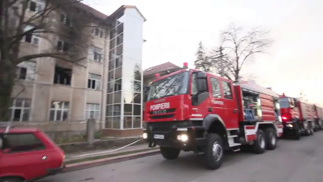 Spitalul CFR din Simeria, cuprins de un incendiu puternic. Zeci de oameni intoxicati cu fum au avut nevoie de ingrijiri
