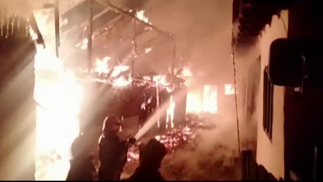 O joaca de copii era sa se transforme in tragedie. Patru tineri din Bacau au provocat un incendiu devastator