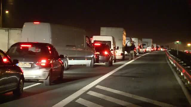 Controalele de la granita Romaniei cu Ungaria au provocat furia soferilor. Oamenii au stat ore bune pentru a iesi din tara