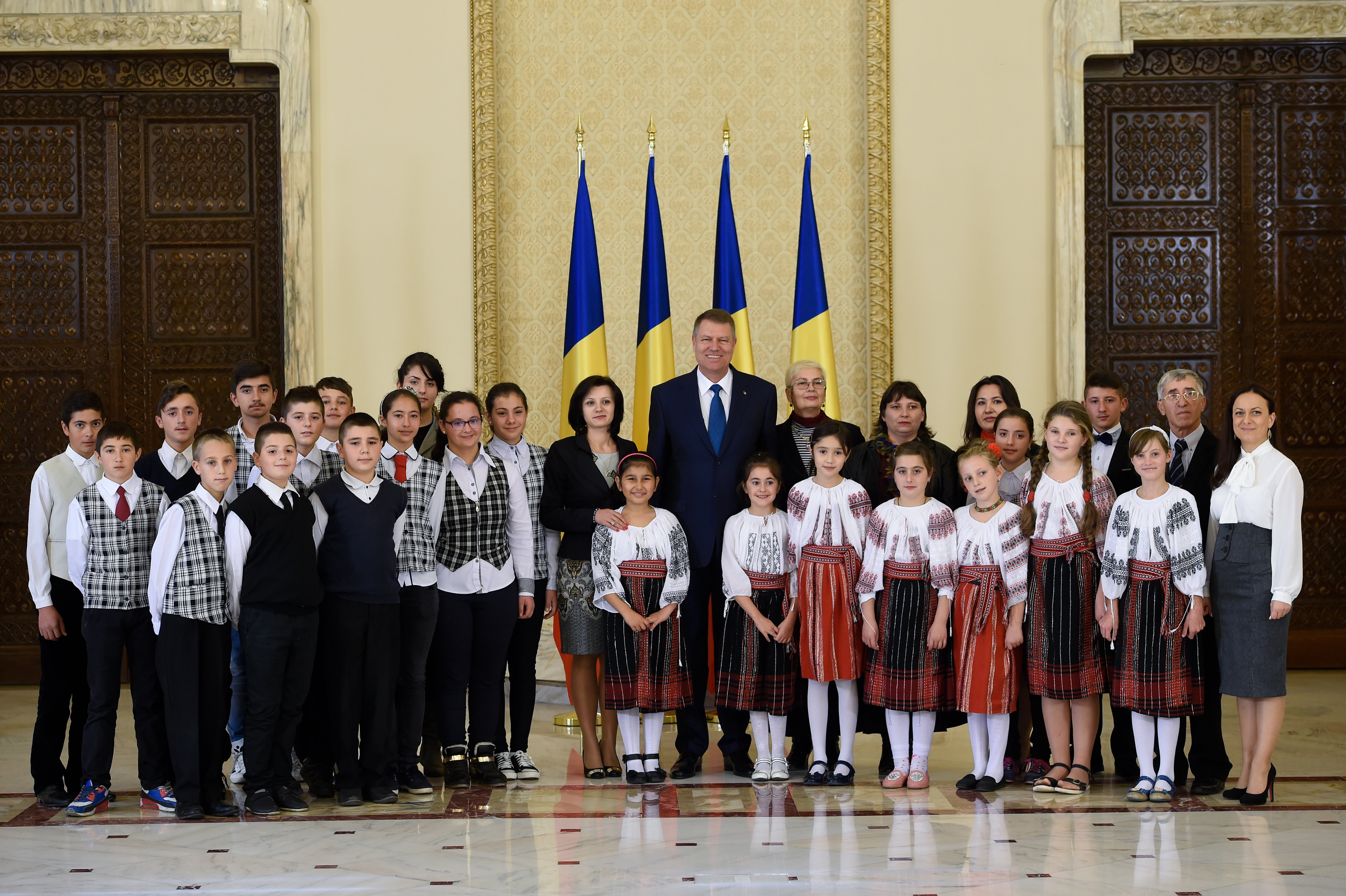 Presedintele Klaus Iohannis a decorat doua scoli. Mai multi copii din familii sarace sau abandonate, invitati la Cotroceni