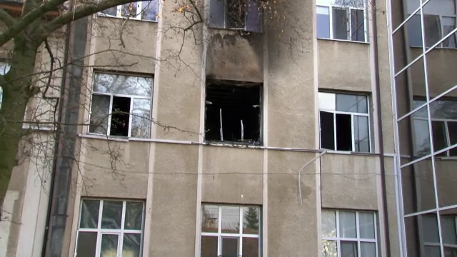 O lumanare aprinsa pentru un pacient decedat, cauza incendiului de la spitalul din Simeria. Neregulile gasite de pompieri