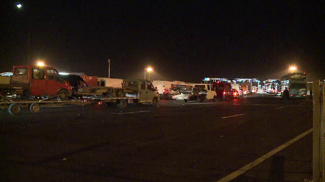 Repercusiunile atentatelor de la Paris se resimt pana la granitele Romaniei. Traficul a fost blocat ore in sir la vama Nadlac