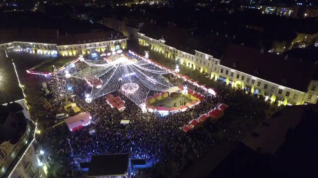 Sibiul se transforma in oras de poveste. A inceput Targul de Craciun: mii de beculete au fost aprinse