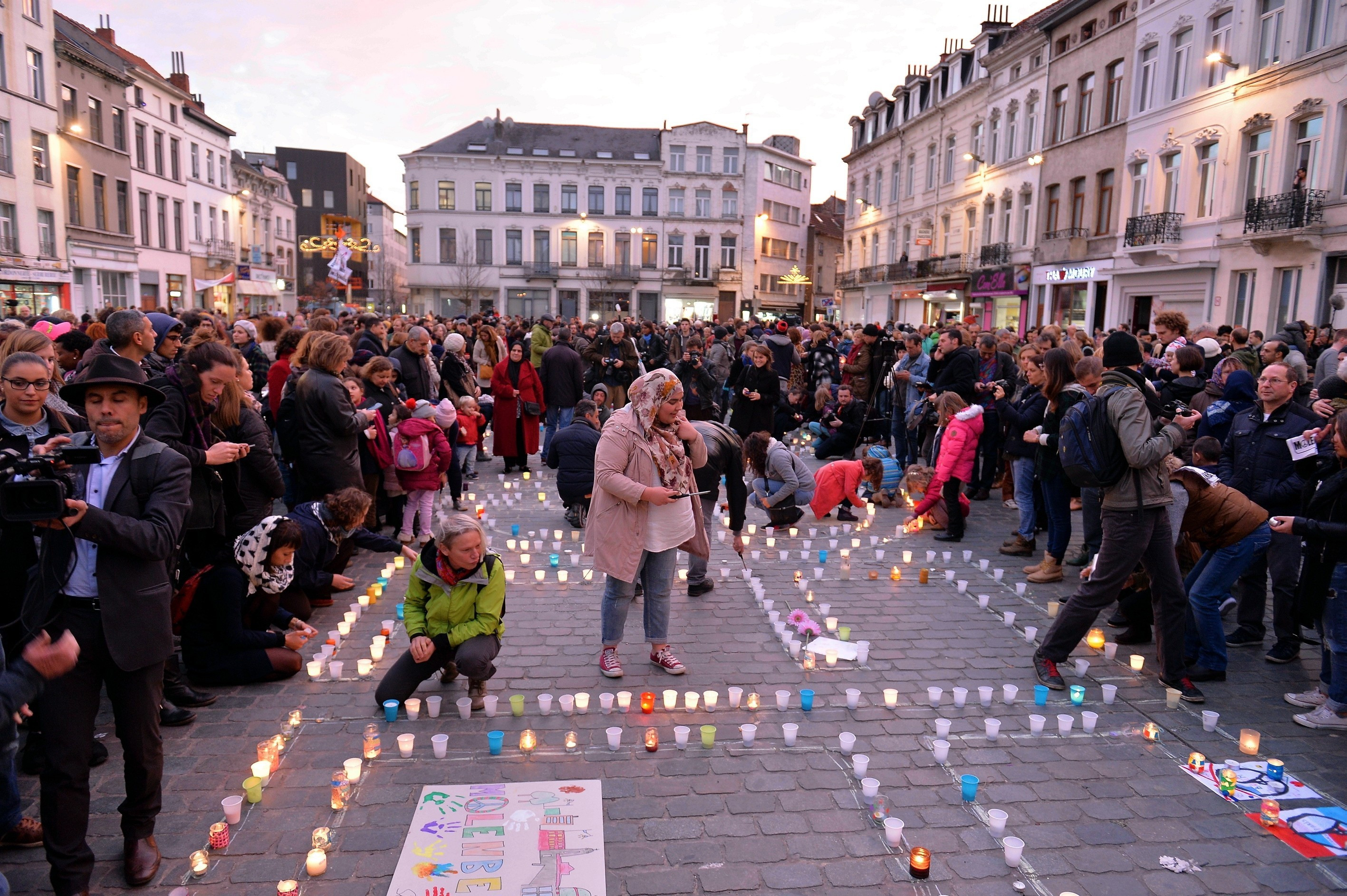 Stare de alerta maxima in Bruxelles: pe strazi patruleaza soldati, iar oamenii stau in case. Marturiile romanilor din Belgia