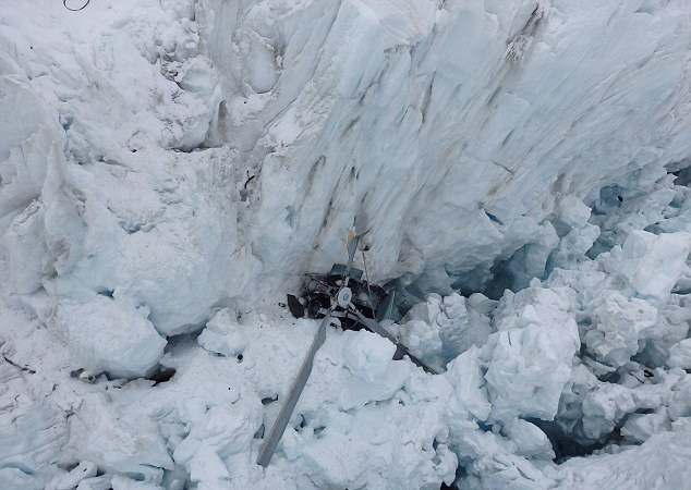 Un elicopter s-a prabusit pe un ghetar izolat, in Noua Zeelanda. Cei sase pasageri si pilotul au murit