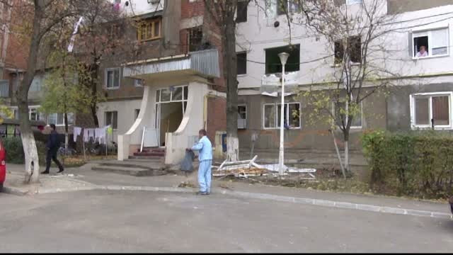 Explozie puternica intr-un bloc din Braila, in urma unei acumulari de gaze. Locatarii au ramas fara usi si geamuri