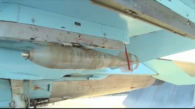 Rusia bombardeaza Statul Islamic cu bombe pe care scrie "pentru poporul nostru" si "pentru Paris". Mesajul lui Vladimir Putin