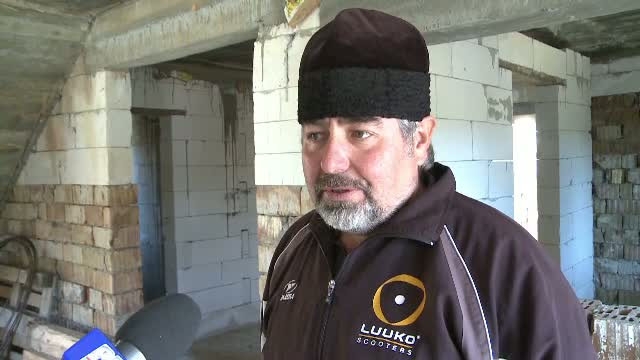 Preotul care isi ajuta semenii nu doar prin rugaciune, ci si prin fapte. "Dumnezeu lucreaza prin oameni"