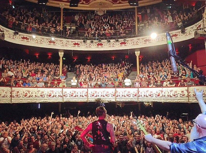 Cum s-a vazut atentatul de la Bataclan prin membrii trupei Eagles of Death Metal: "Am simtit miros de praf de pusca"