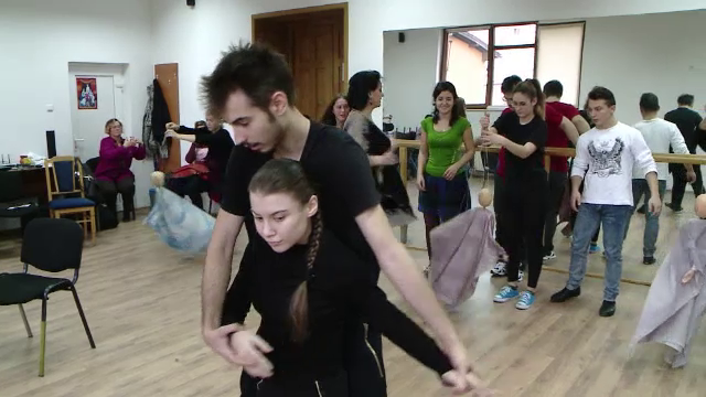 Dansul, terapia inedita pentru 8 tineri din Iasi imobilizati in scaunul cu rotile. Cum arata o zi in sala de repetitii