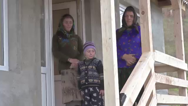 Localnicii unui sat din Maramures au strans bani si au construit o locuinta pentru o familie saraca. Cum arata Casa Bucuriei