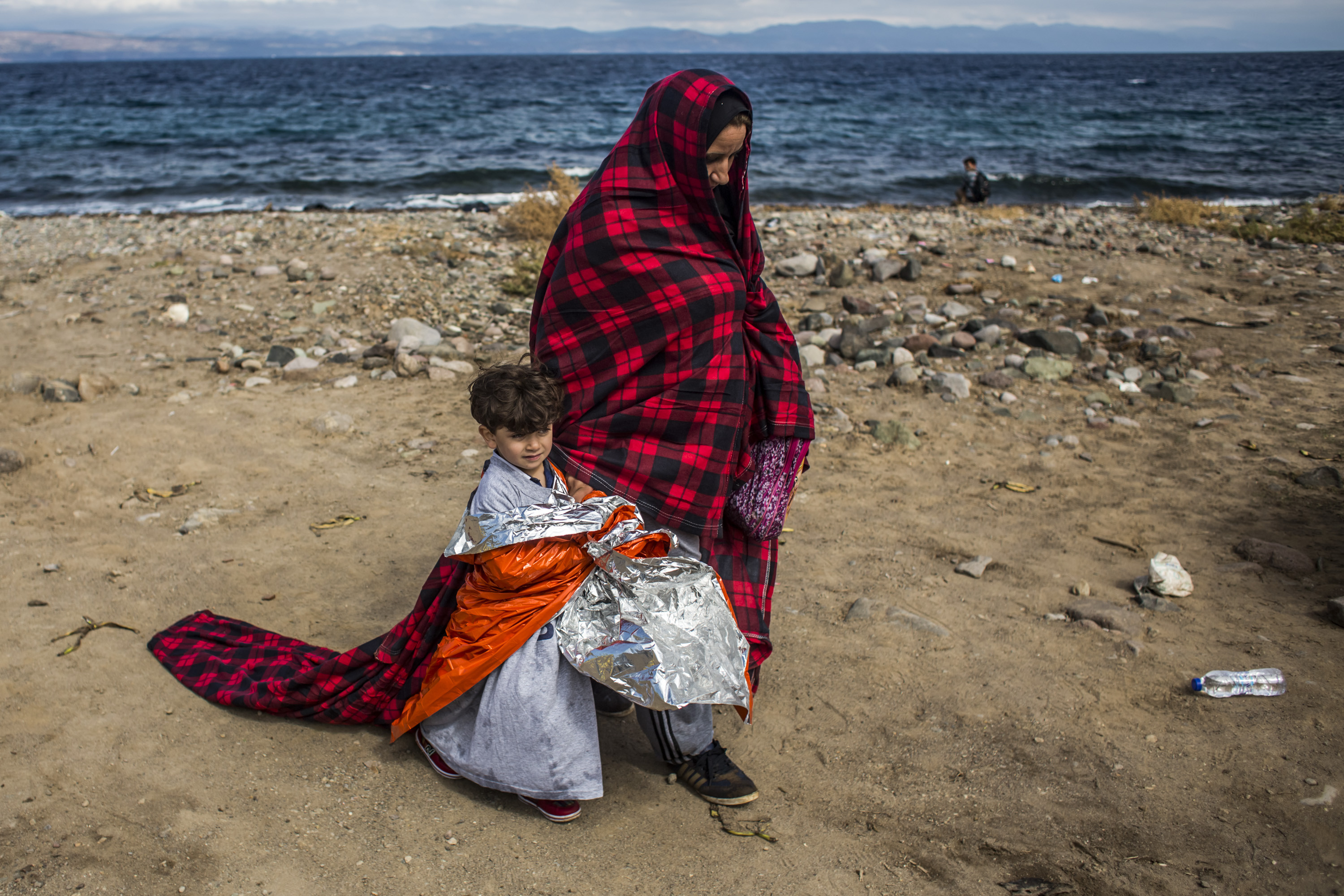 O refugiata a calatorit 3.000 de km cu un "pachet" tinut in jacheta. Cum au reactionat autoritatile cand au vazut ce ascundea