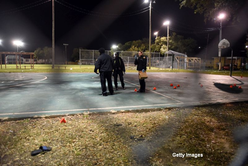 Atac armat intr-un parc din SUA. Doi barbati au inceput sa traga in multime, iar 16 persoane au fost ranite