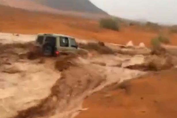 Momentul terifiant in care un jeep este luat pe sus de ape, in mijlocul desertului. VIDEO