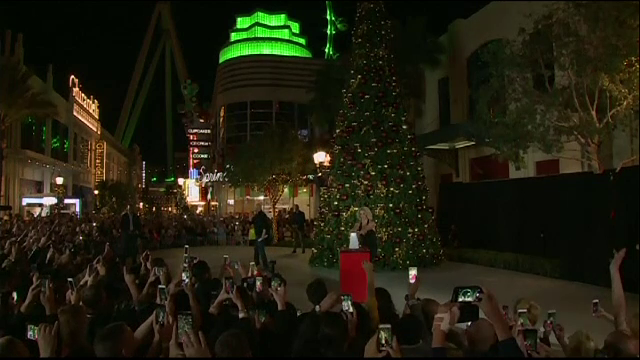 Cum se pregateste Las Vegas-ul de Craciun. Britney Spears a aprins luminile unui brad inalt de aproape 10 metri