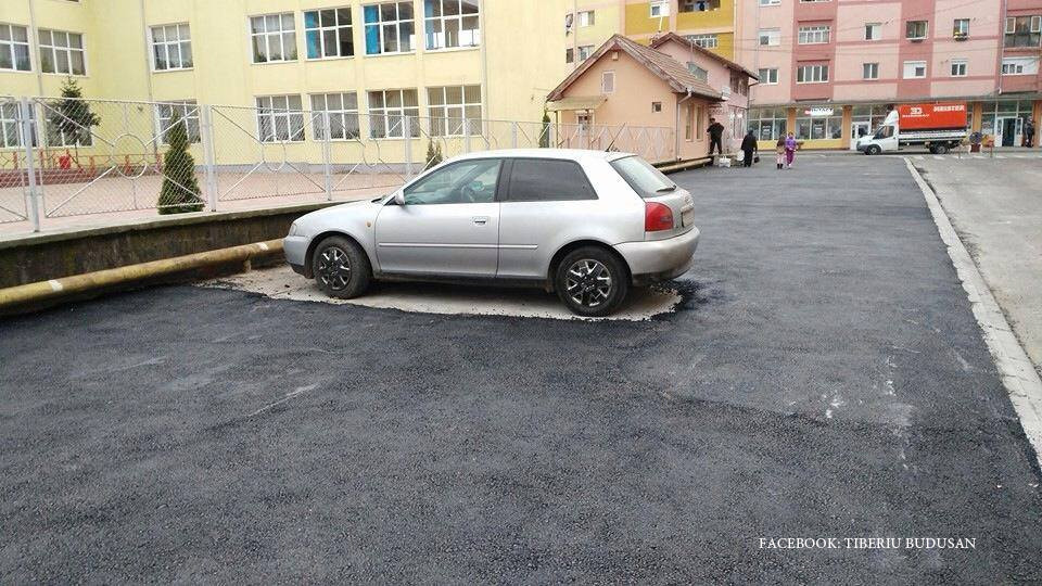 Muncitorii care au asfaltat o parcare cu tot cu o masina, in Aiud, au refacut lucrarea. Explicatia autoritatilor