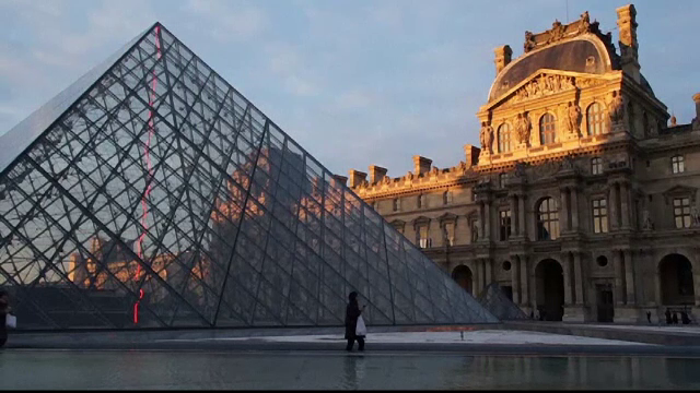 Fara coada la Turnul Eiffel si muzee aproape goale. Numarul turistilor din Paris, cu 30% mai mic dupa atentate