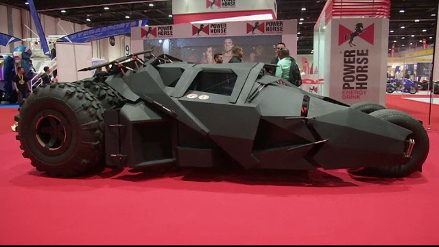 Targul de "jucarii pentru baieti mari" din Abu Dhabi. Batmobilul, dronele si iahturile, accesoriile preferate ale seicilor