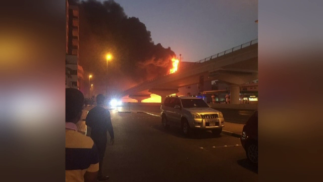 Un incendiu puternic a inghitit trei blocuri de locuinte din Dubai. De la ce ar fi pornit focul