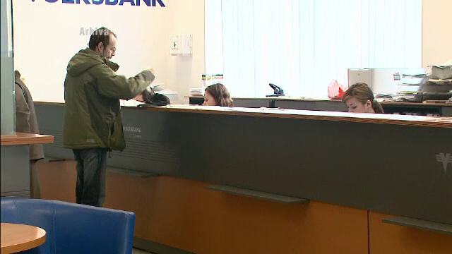 Legea care ii salveaza pe 800.000 de romani de creditele ipotecare a trecut de comisia juridica. Bancile vin cu o amenintare