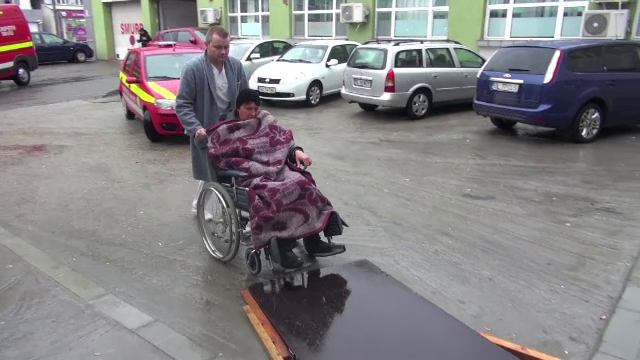 Pacienti umiliti la Spitalul de Urgente Galati. De ce au fost dusi intre sectii prin ploaie, acoperiti cu paturi