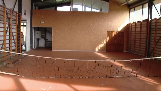 Sala de sport de 1 milion de euro ce a devenit hambarul parohiei. Unde au ajuns elevii sa faca orele de educatie fizica