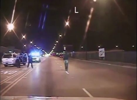 Imagini socante publicate de autoritatile din SUA. Un tanar de culoare este impuscat de 16 ori de un politist alb. VIDEO