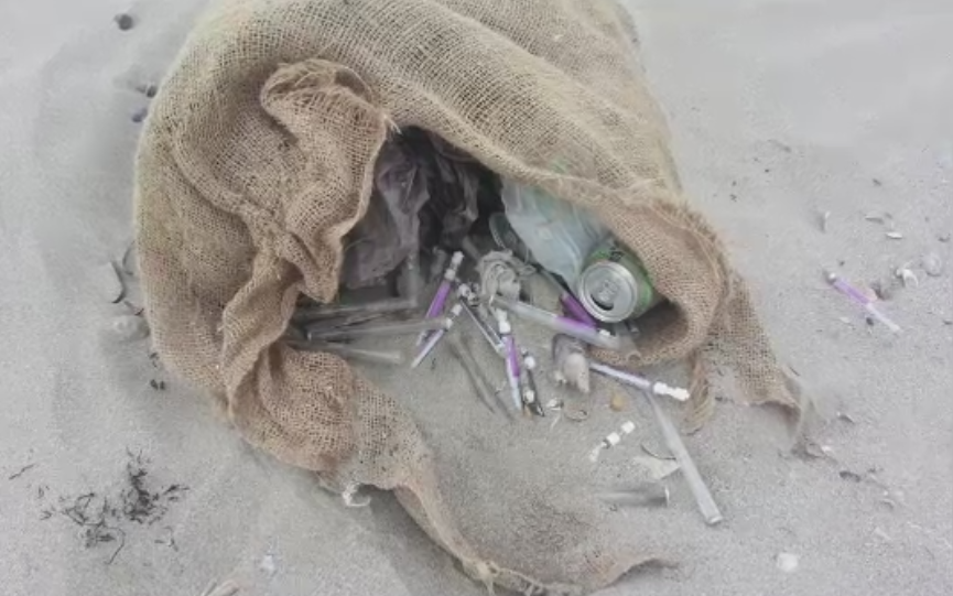 Descoperire socanta pe plaja dintre Venus si Saturn. Zeci de seringi si flacoane de morfina, gasite de cativa localnici