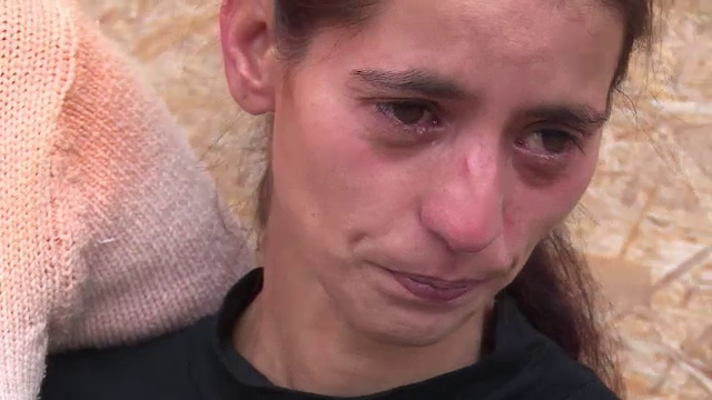 La 31 de ani, Ionela arata ca o eleva de clasa a cincea si cantareste doar 31 de kg. Nu are bani sa afle ce boala o chinuie