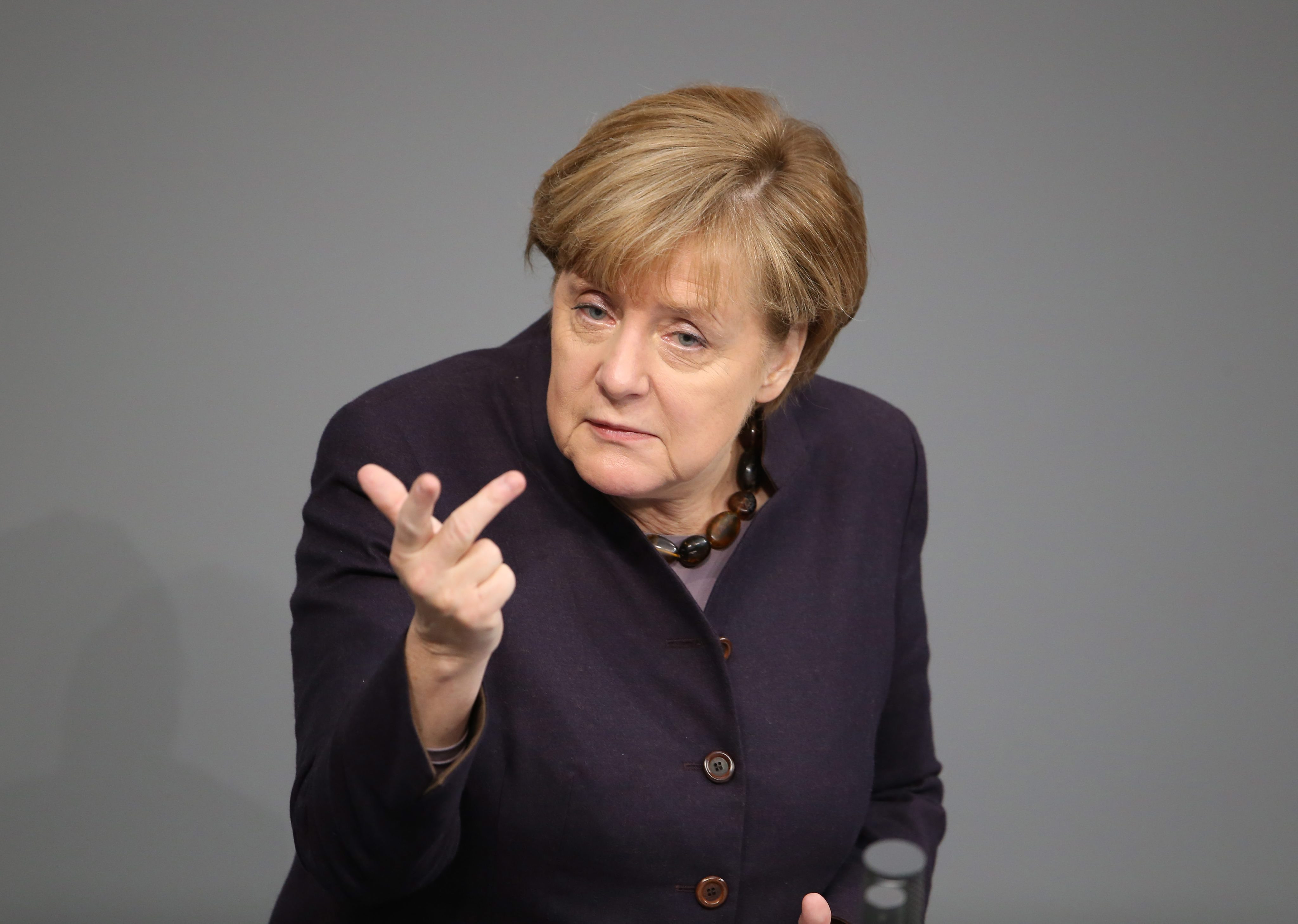 Angela Merkel nu-si schimba politica de primire a migrantilor si cere cote europene permanente: Viitorul Schengen e in joc