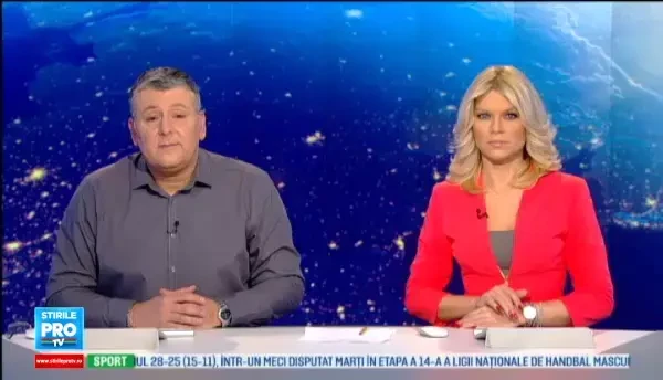 Cavaler in cele mai grele conditii. Modul inedit prin care un indian si-a ajutat sotia sa traverseze o strada inundata