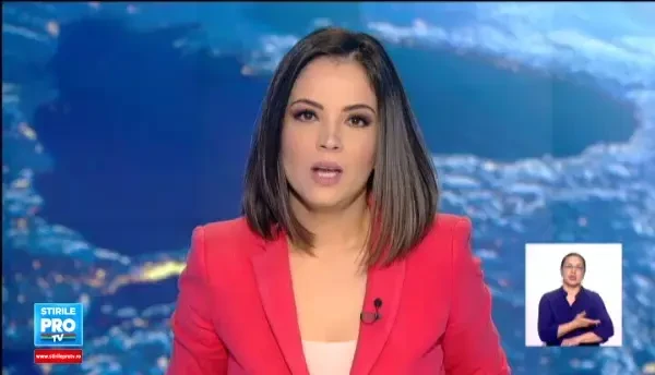 Imagini de tot rasul intr-o intersectie din Iasi. Soferii au fost nevoiti sa opreasca pentru a acorda prioritate vacilor