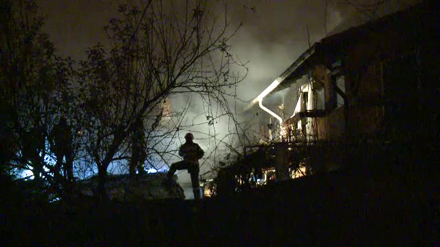 Casa mistuita de flacari in mijlocul noptii, in Capitala. Singura persoana treaza la acea ora a dat alarma