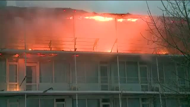 Incendiu puternic pe litoral. Hotelul unui om de afaceri, condamnat pentru trafic de minori, a fost cuprins de flacari