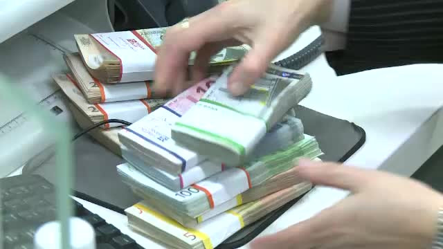 Bancă amendată de ANPC şi somată să restituie sute de milioane