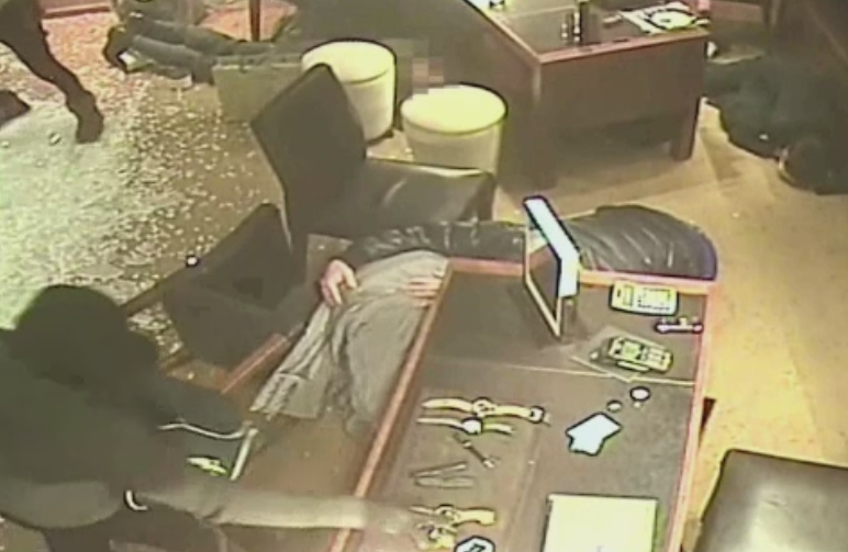 Opt romani, arestati in Italia la un an dupa ce au furat bijuterii in valoare de 3 milioane de euro