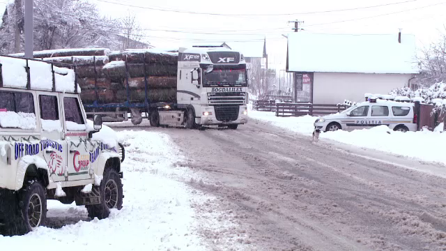 Ninsoarea a paralizat traficul in mai multe judete. Soferii luati pe nepregatite si-au abandonat masinile in zapada
