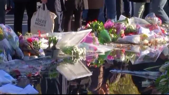 Franta comemoreaza victimele atentatelor din Paris. Hollande: "Vom distruge armata de fanatici care a comis aceste crime"