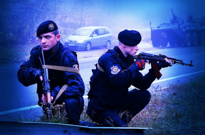 13 persoane, retinute de politia din Republica Moldova. Sunt suspectate ca planuiau atacuri in mai multe orase si in Capitala