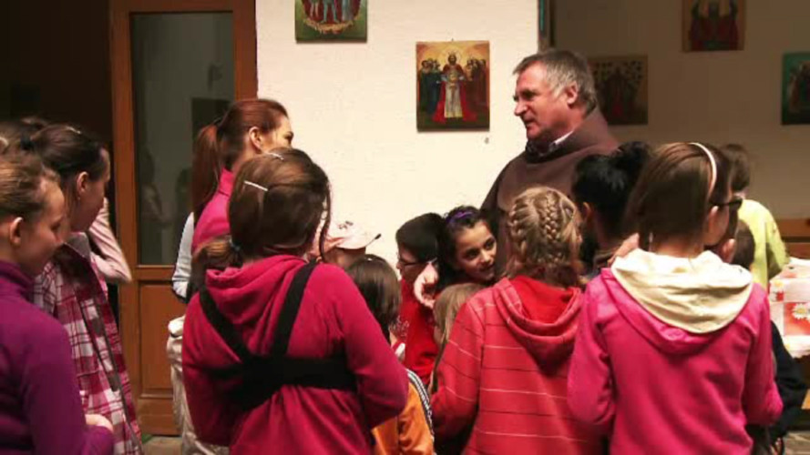 Calugarul franciscan care a trimis mii de copii la scoala prin fundatia sa. “Ii cer lui Dumnezeu sa-mi dea concurenta”