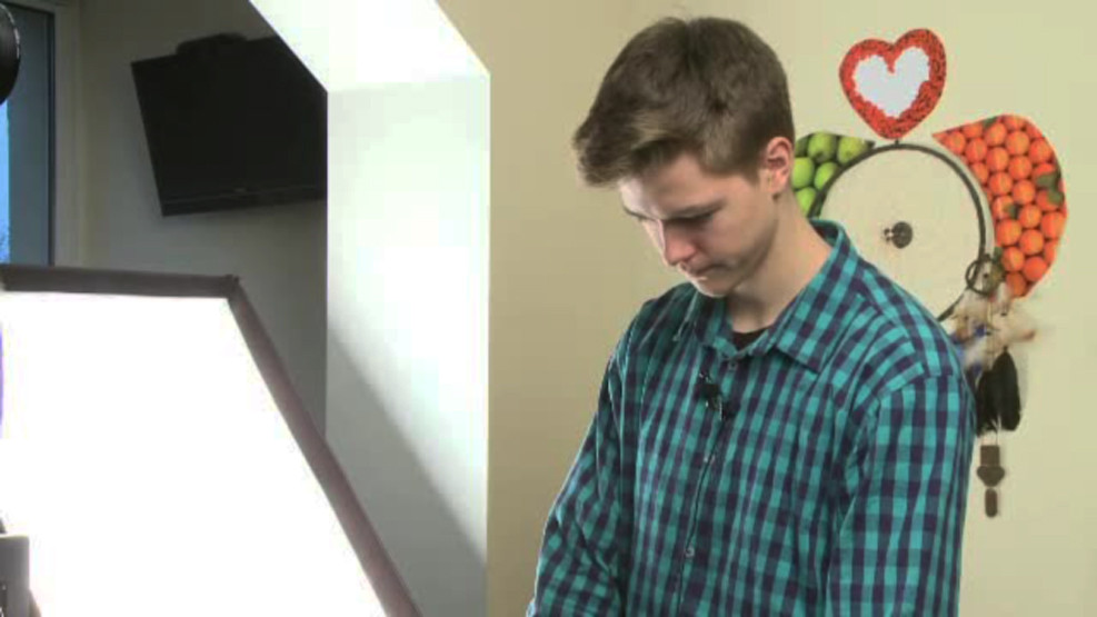 “Pustiul foarte insistent” care s-a mutat la 16 ani de acasa cu banii din video-blogging. De ce nu vrea sa dea Bac-ul