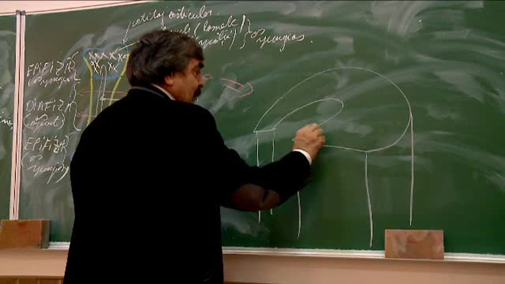 Doi profesori din Iasi fac meditatii gratuite pentru copiii sarmani, “Prin ei imi realizez visul de a fi medic”