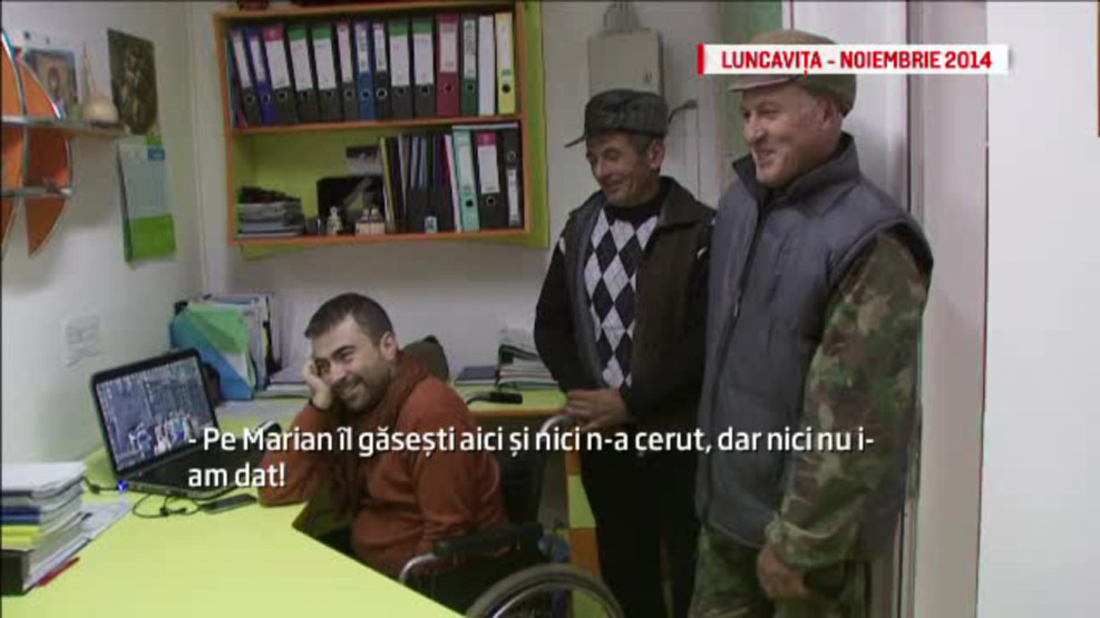 A ridicat un sat cu fonduri europene stand in fata calculatorului. “Pe vremuri, cand ploua, nu puteai intra”