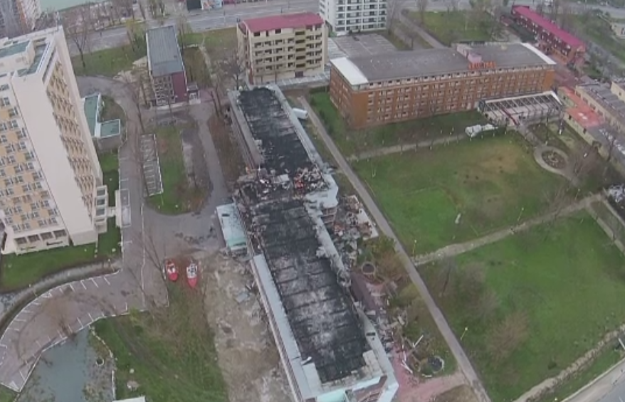 Dezastrul lasat in urma de incendiul izbucnit la hotelul omului de afaceri George Bosanceanu, din Mamaia. Filmare cu drona