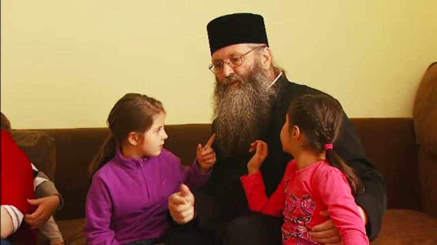 “Am avut copii care nu intelegeau conceptul de familie”. Langa Radauti, o manastire are grija de peste 100 de suflete
