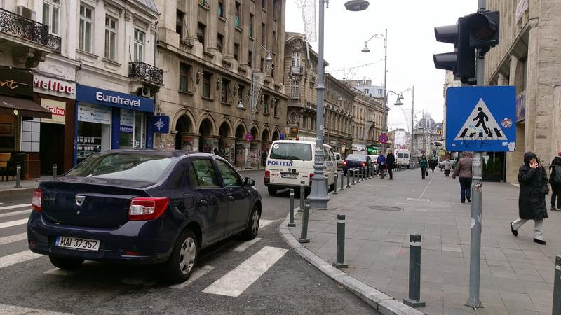 FOTO. Cum parcheaza Politia chiar pe o trecere de pietoni si pe banda intai de pe Calea Victoriei
